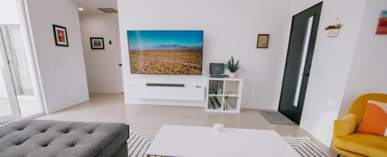 Coyote Tracks - A Modern Desert Experience Villa Джошуа Три Екстериор снимка
